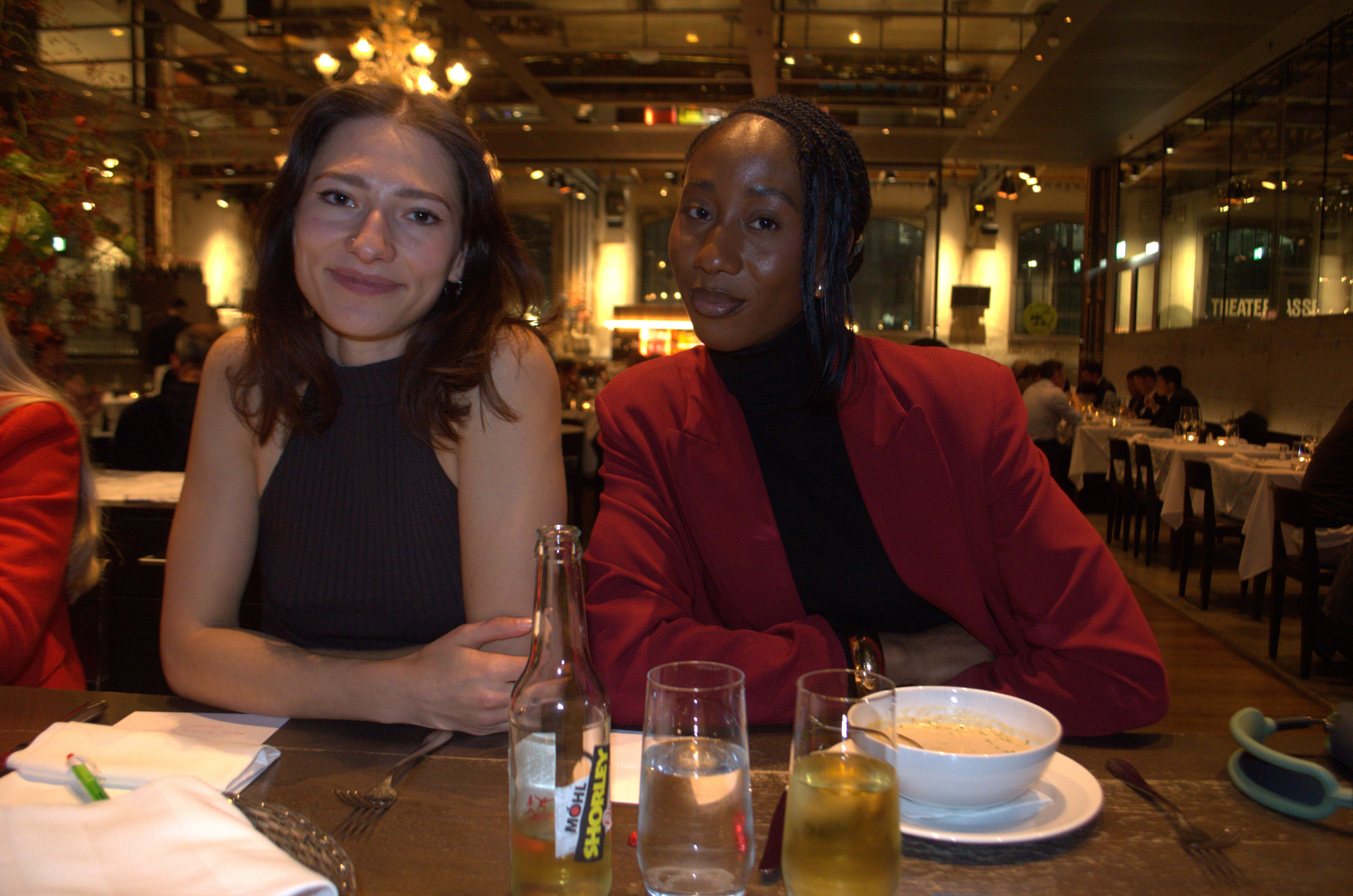 Frauen bei einem Afiya Event
